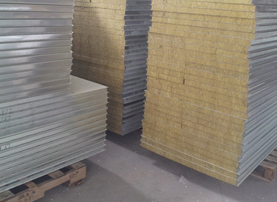 彩鋼岩棉防火夾（jiá）心平（píng）板