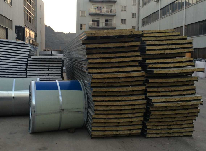 彩鋼岩棉夾芯(xīn)板